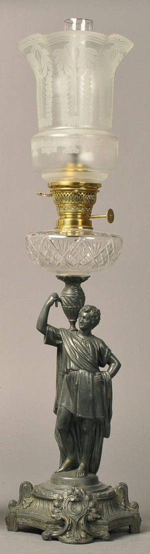 Petroleums bordlampe med stående mand i zink. 1900-tallet.