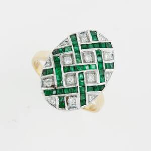 Ring i 14 k guld med  carrélislipade smaragder