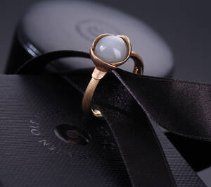 Ole Lynggaard. Lotus ring af 18 kt. guld med grå månesten