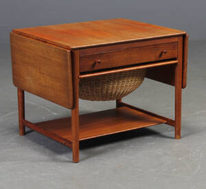 Hans J. Wegner. Sybord af teak, model AT-33 Denne vare er sat til omsalg under nyt varenummer 4340756