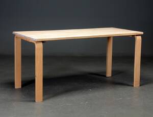 Dansk møbelproducent. Spisebord af bøgetræ