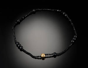 Ole Lynggaard. Blonde kuglelås med onyxkæde