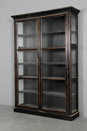 Vitrineskab. Sort antikbemalet.  Denne vare er sat til omsalg under nyt varenummer 4740425