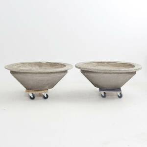 TRÄDGÅRDSURNOR. Ett par, rund form, koniska, betong.