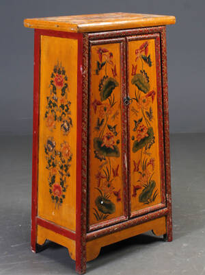 Skab i orientalsk-stil med konisk korpus