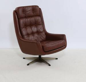 H. W. Klein. Lænestol betrukket med knapsyet brunt læder, fempas fod af forkromet stå