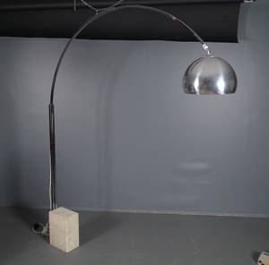 Golvlampa med travertinfot.