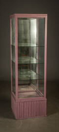 Glasmontre af bemalet træ, 1900-tallet
