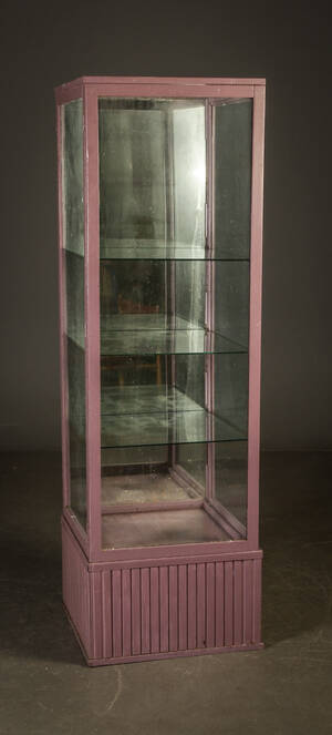 Glasmontre af bemalet træ, 1900-tallet