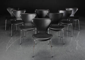 Arne Jacobsen. Otte syverstole model 3107, sort læder 8 