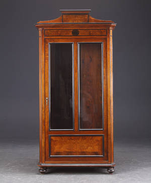 Bogskab, nøddetræ og mahogni. Danmark omkr. 1900.