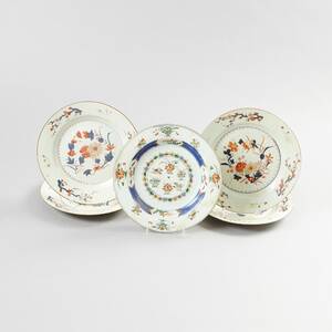 Tallrikar med polykrom dekor