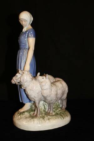 BG FIGURIN KVINNA M FÅR H 26, 5 CM, NR 2010