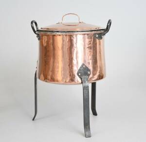 3-bent Koppargryta med lock, 1800-tal