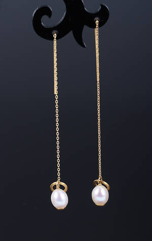 Marianne Dulong. Catena ørestikker af 18 kt. guld med ferskvandsperler