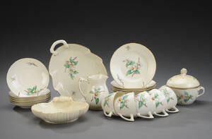 Kaffeservice af porcelæn Bing  Grøndahl dekoreret med guld og blomstrende grene.