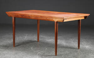 Spisebord med udtræk af teaktræ, dansk møbelproducent