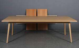 Poul M. Volther. Spisebord model C35, lakeret bøg. 3