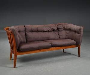 Sofa af kirsebærtræ med hynde.