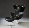 Arne Jacobsen. Lænestol Ægget med skammel 2