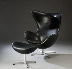 Arne Jacobsen. Lænestol Ægget med skammel 2