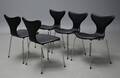 Arne Jacobsen. Sæt på fem stole Mågen model 3108, sort Classic læder 5 