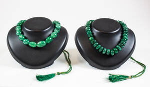 2 halsband med stenar av jadetyp.