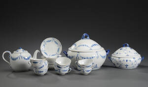 Bing  Grøndahl. Musselmalet terrin samt dele til Empire stel. 23