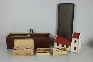 UNICABOX med julgranskulor samt KYRKOMODELL med belysning