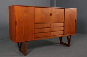 Dansk møbelproducent. Skænk i teak.