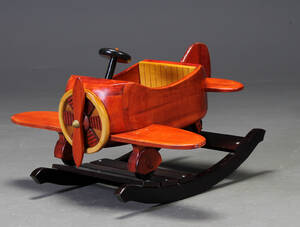 Gyngefly. Gyngehest i form af flyvemaskine af træ