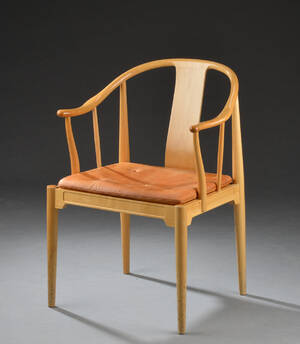 Hans J. Wegner. Armstol Kinastolen, model FH 4283, med stel af kirsebær