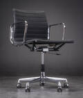 Charles Eames. Kontorstol model EA 117, sort Hopsak