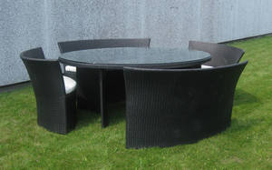 Havebord med 2 sofaer samt 1 stol i sort polyrattan