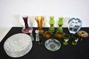 Parti glas bl.a grönton och takampa, högsta höjd 25 cm