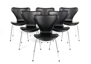 Arne Jacobsen. Sæt på seks stole i sort læder, model 3107, nybetrukket 6 