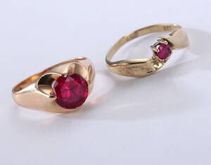To ringe af 8 og 14 kt. guld med syntetiske spinel 2