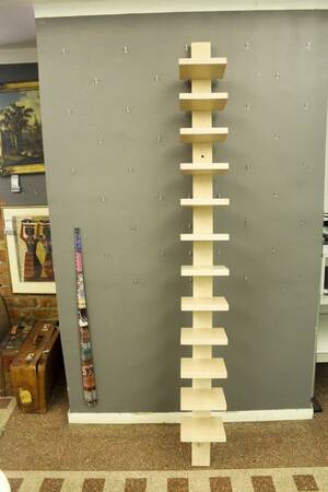 Vägghylla, Pilaster
