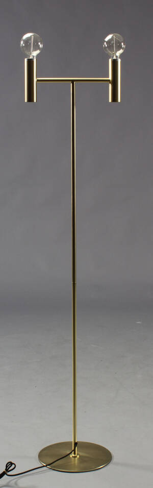 Less gulvlampe i mat messing. Denne vare er sat til omsalg under nyt varenummer 4523949