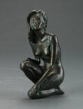 Bronzefigur af siddende kvinde