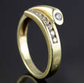 Zirkon ring.
