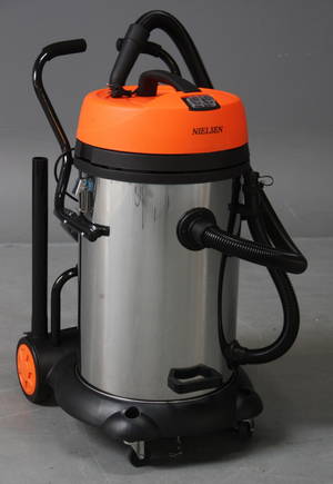 Stor vådtør støvsuger med diverse tilbehør.