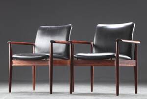 Finn Juhl. Par Diplomat armstole, sort læder, palisander 2