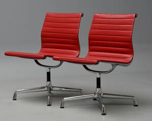 Charles Eames. Et par stole fra serien Aluminium Group model EA-105 2 