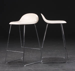 Gubi 3. To barstole 2