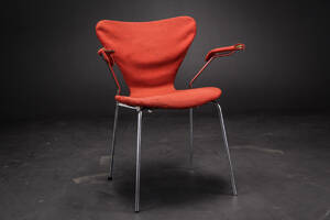 Arne Jacobsen. Syveren med armlæn, model 3207