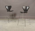 Arne Jacobsen. 7er barstole med sort læder 2