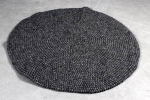 Håndlavet DOT tæppe. Ø. 140 cm.