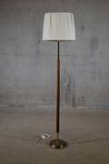 Golvlampa, teak och mässing.