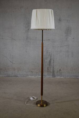 Golvlampa, teak och mässing.